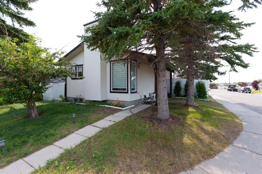 95 Castleridge Close NE, Calgary — photo 3 of 48