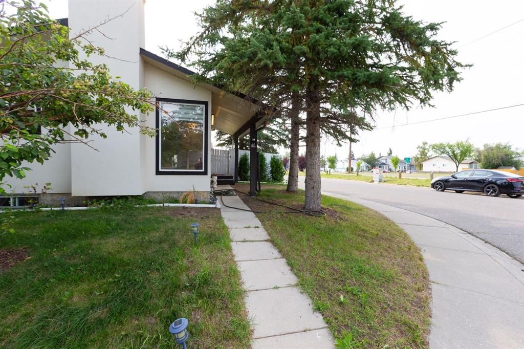 95 Castleridge Close NE, Calgary — photo 4 of 48