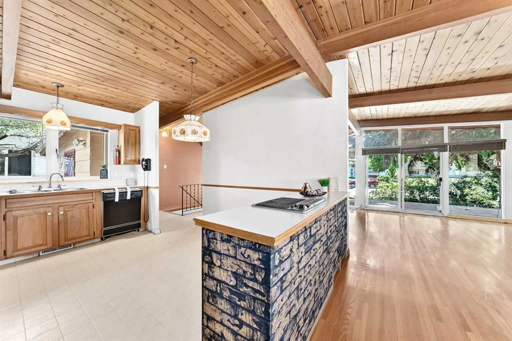 1460 Northmount Drive NW, Calgary — photo 4 of 50