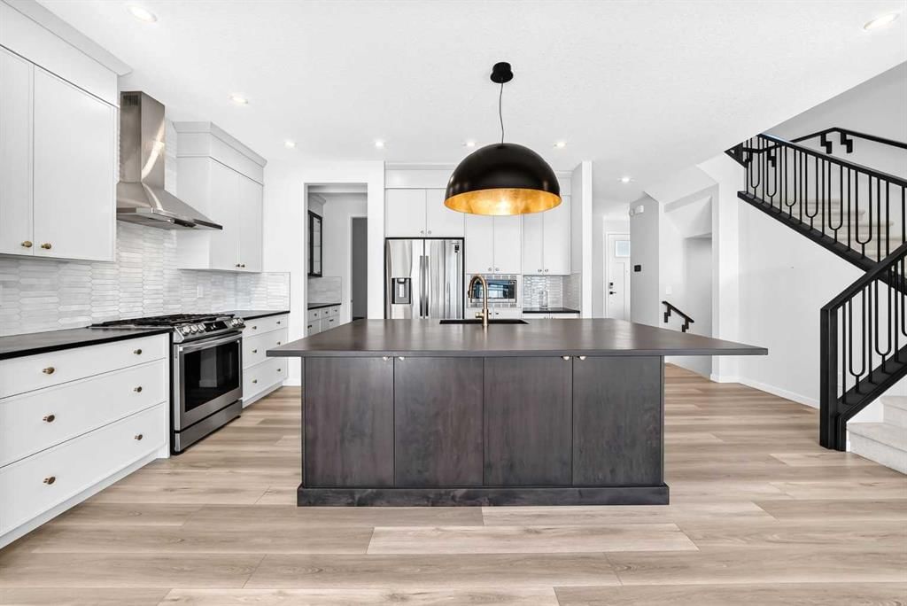 8 West Grove Link SW, Calgary — photo 4 of 50