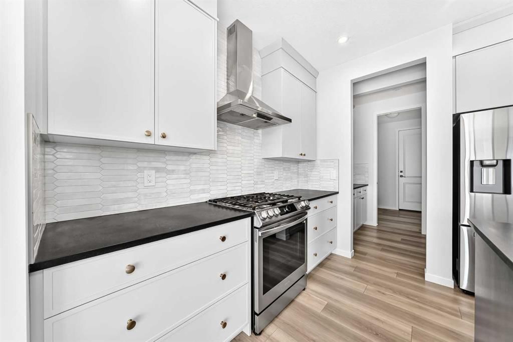8 West Grove Link SW, Calgary — photo 5 of 50