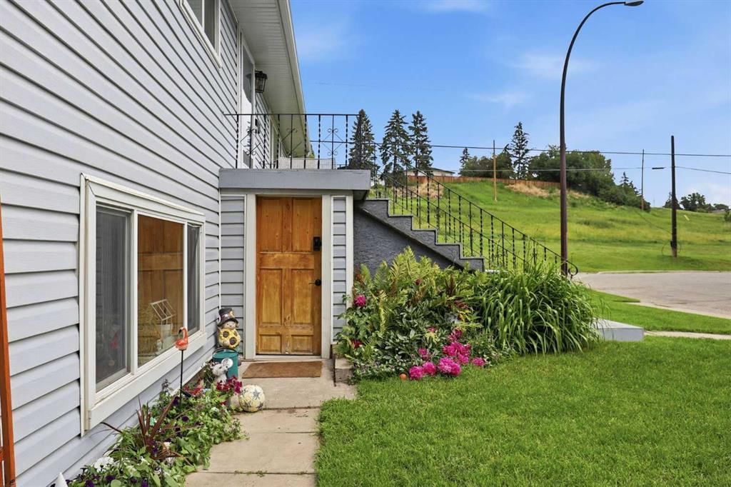 7403 20 Street SE, Calgary — photo 4 of 48