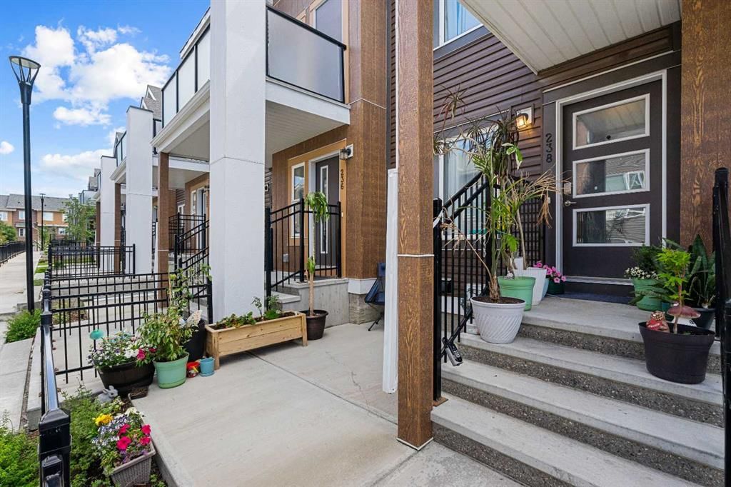 238 Livingston Common NE, Calgary — photo 3 of 23