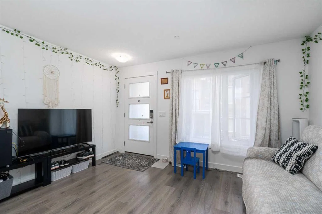 238 Livingston Common NE, Calgary — photo 5 of 23