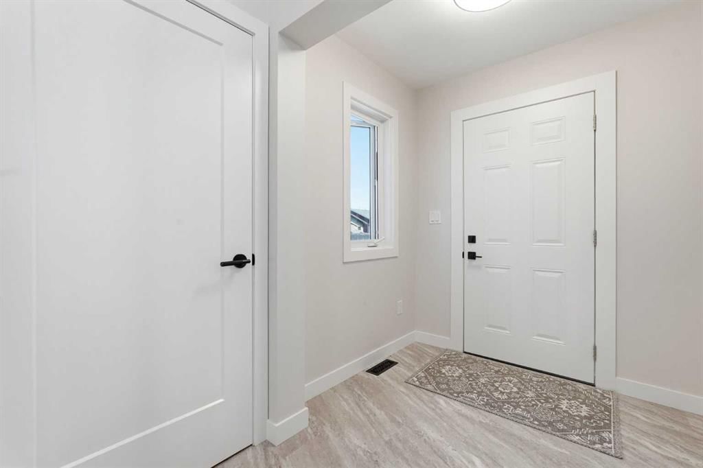 1018 10 Avenue SE, High River — photo 4 of 50