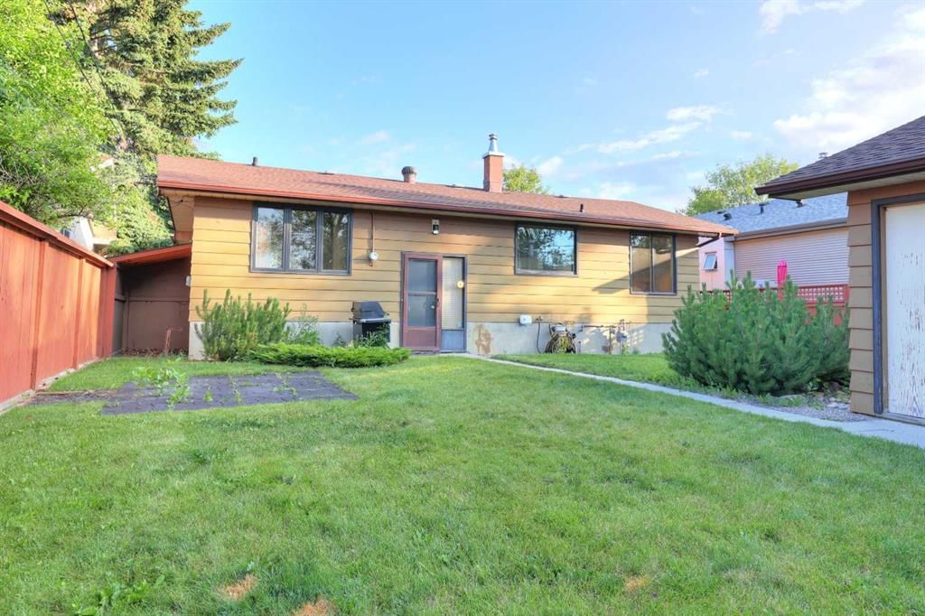 31 Rosery Drive NW, Calgary — photo 4 of 45