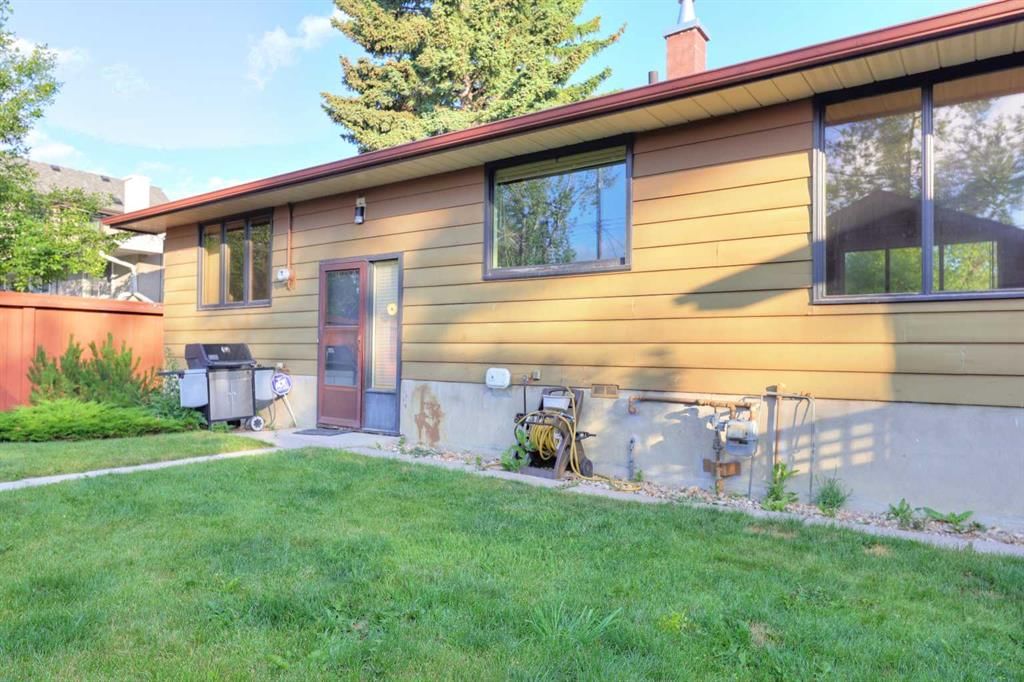 31 Rosery Drive NW, Calgary — photo 5 of 45