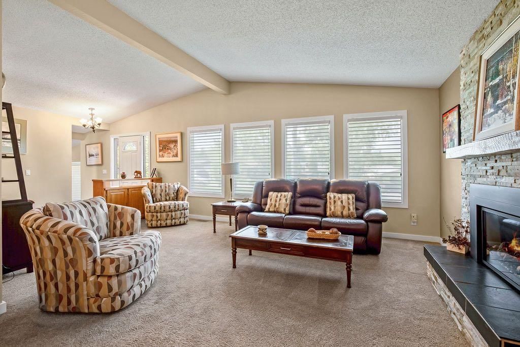 1348 Norfolk Drive NW, Calgary — photo 3 of 26