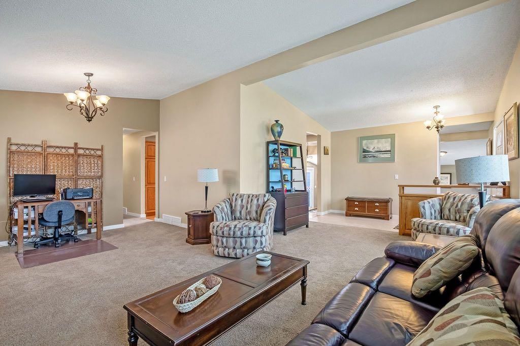 1348 Norfolk Drive NW, Calgary — photo 4 of 26
