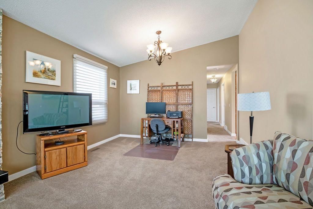 1348 Norfolk Drive NW, Calgary — photo 5 of 26