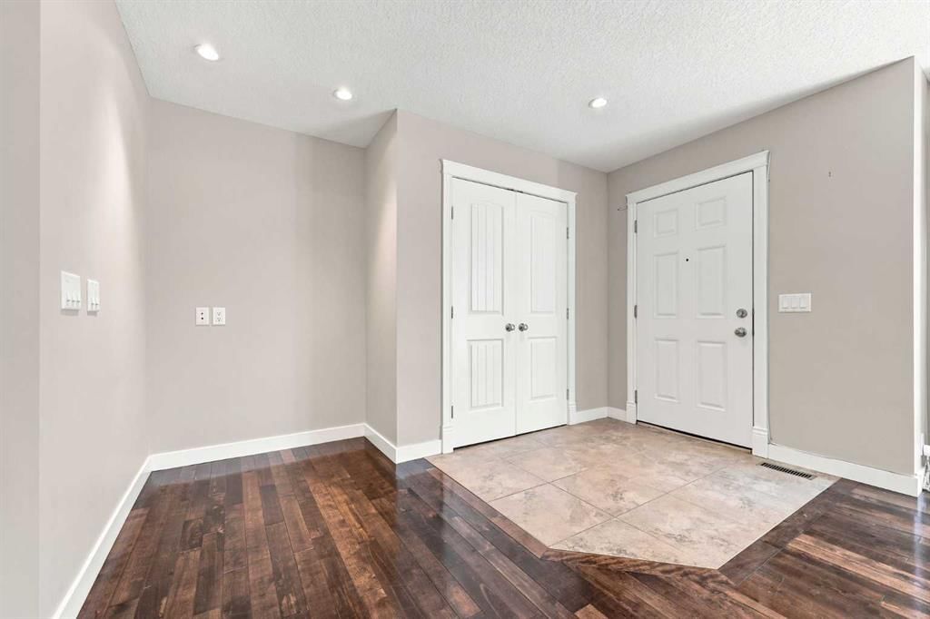 4836 Bowness Road NW, Calgary — photo 2 of 46