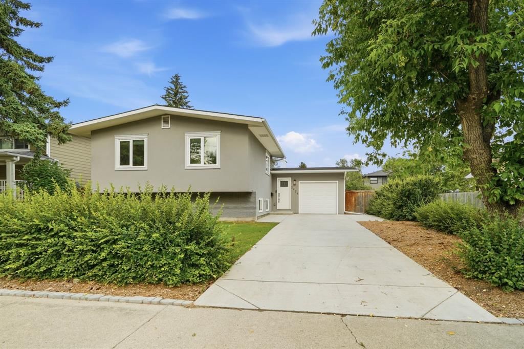 2924 Lathom Crescent SW, Calgary — main listing photo