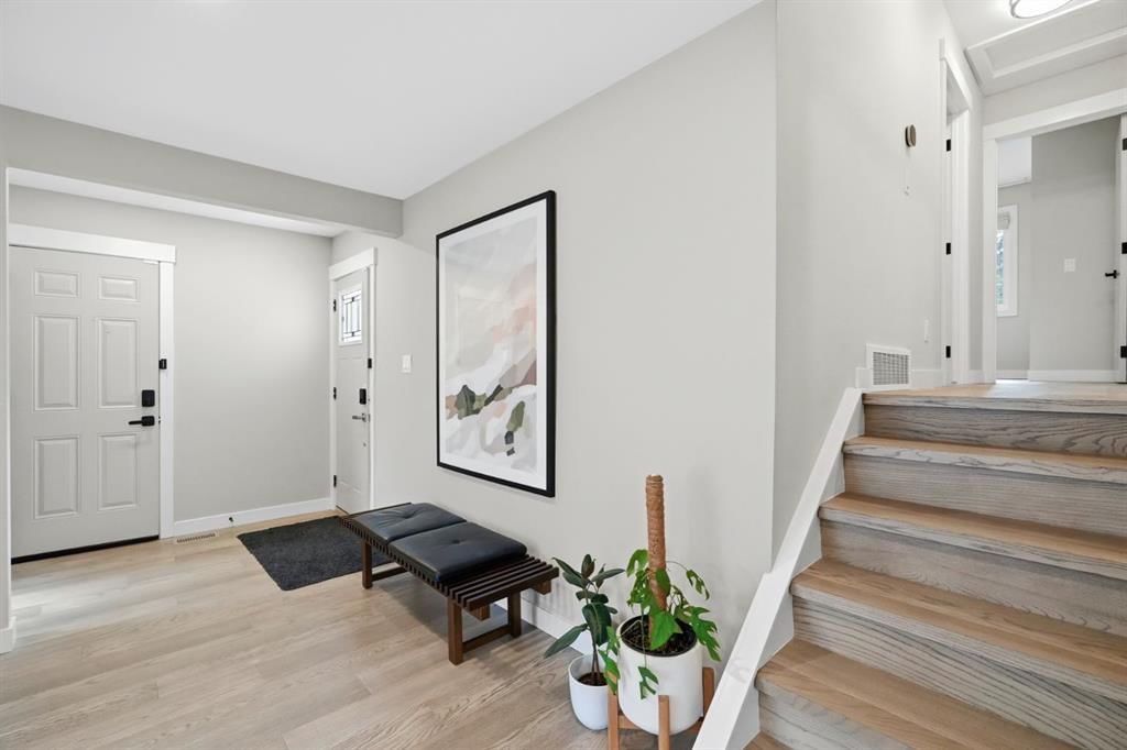 2924 Lathom Crescent SW, Calgary — photo 3 of 36