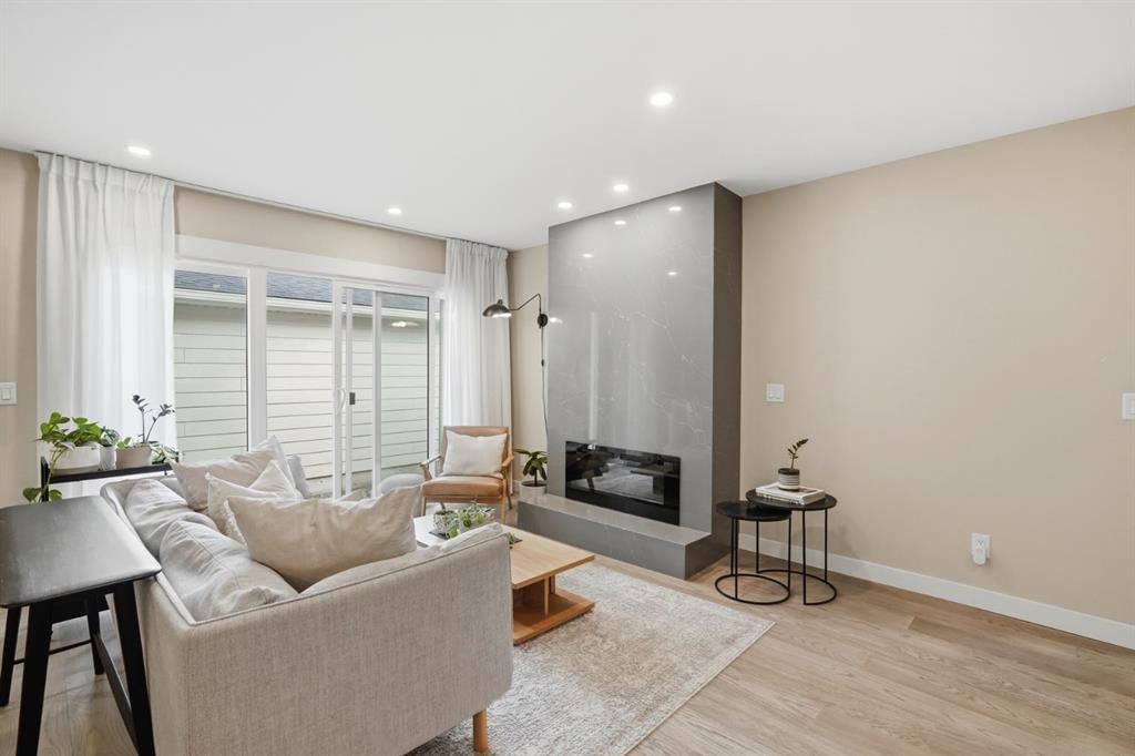 2924 Lathom Crescent SW, Calgary — photo 4 of 36