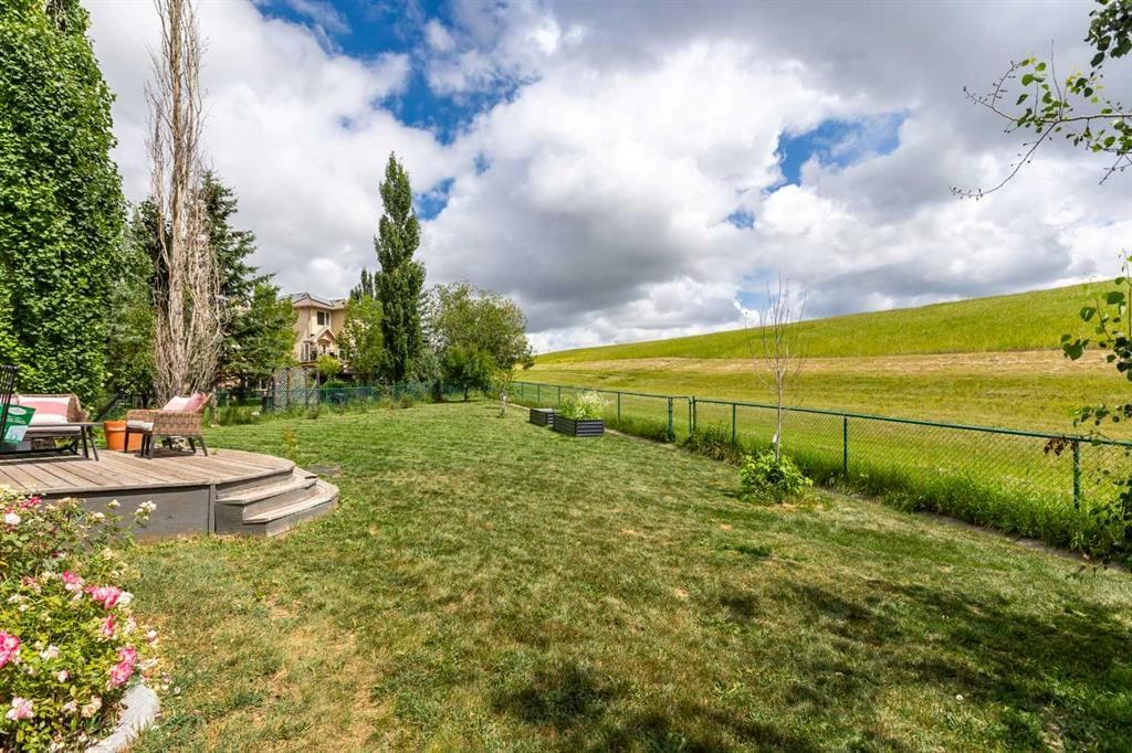 81 Royal Crest Terrace NW, Calgary — main listing photo