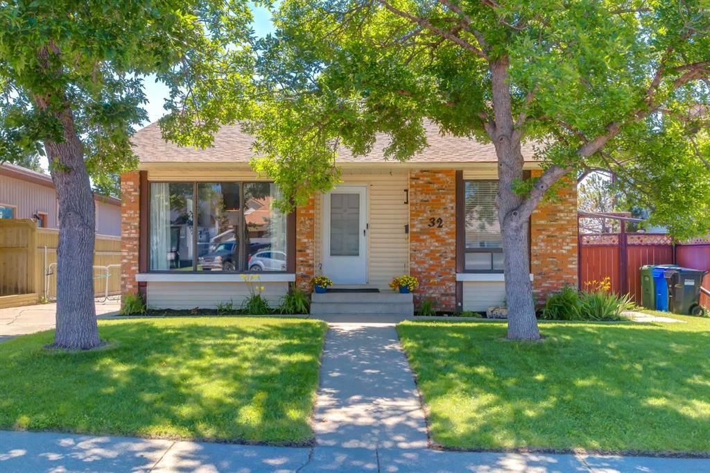 32 Berkley Place NW, Calgary — main listing photo