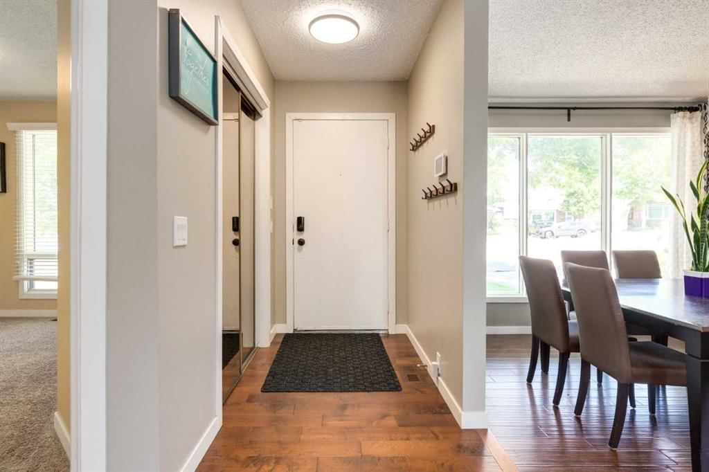 32 Berkley Place NW, Calgary — photo 2 of 50