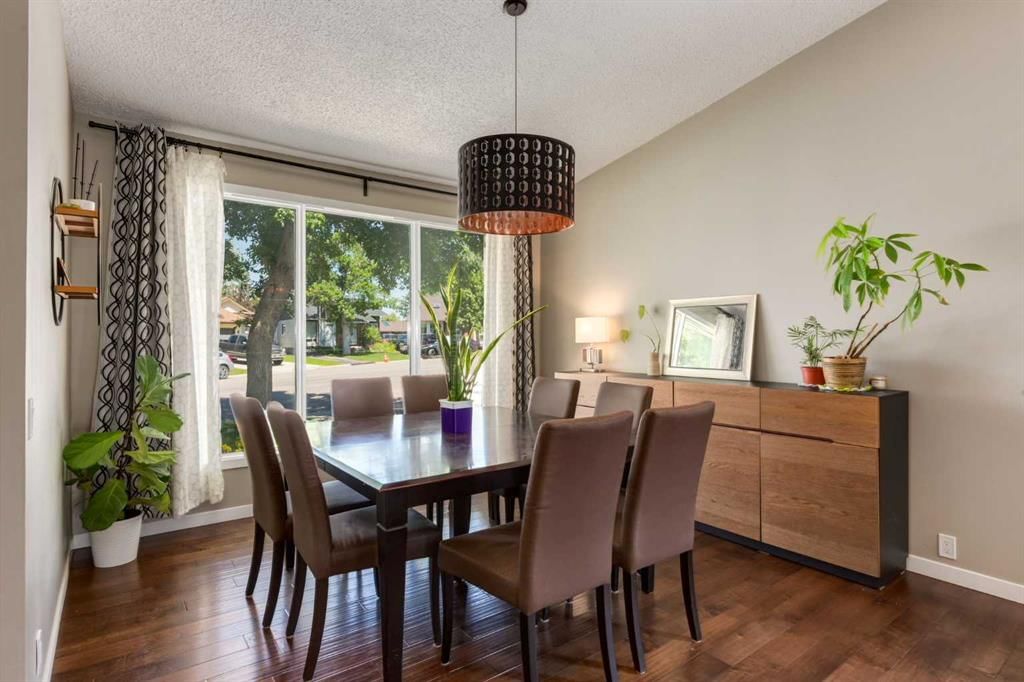 32 Berkley Place NW, Calgary — photo 3 of 50