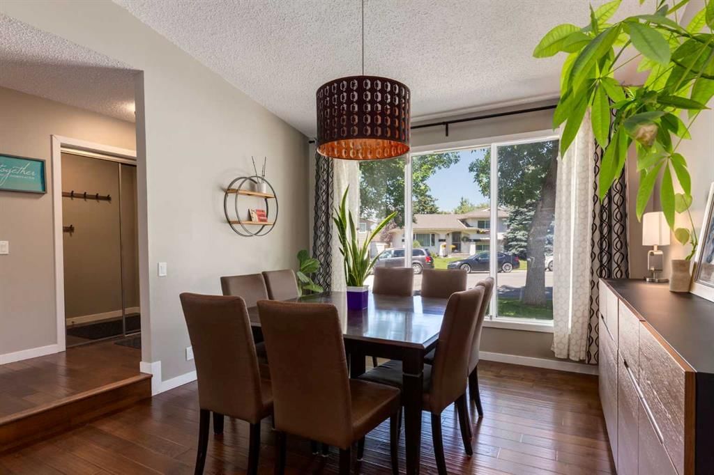 32 Berkley Place NW, Calgary — photo 4 of 50