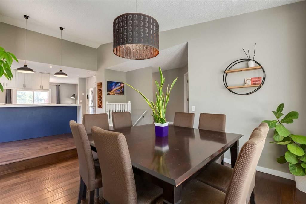 32 Berkley Place NW, Calgary — photo 5 of 50