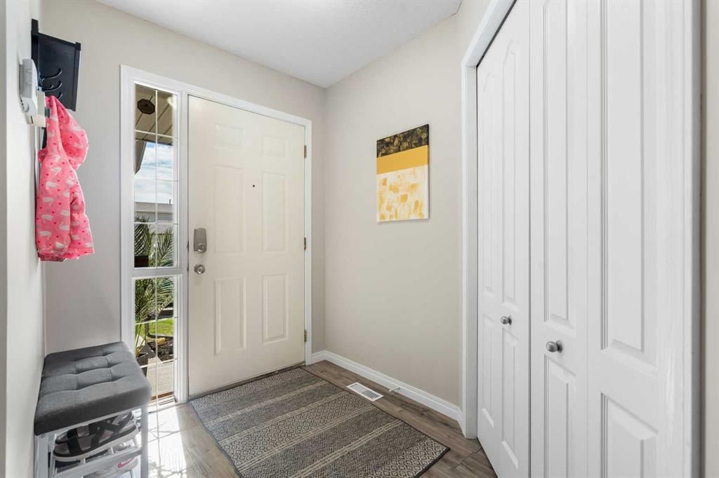 71 Royal Birch Manor NW, Calgary — photo 3 of 36