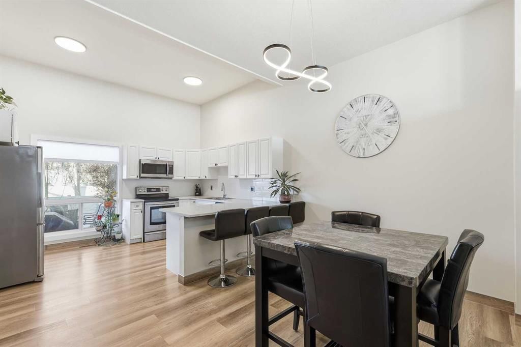443 Brae Glen Crescent SW, Calgary — photo 5 of 29
