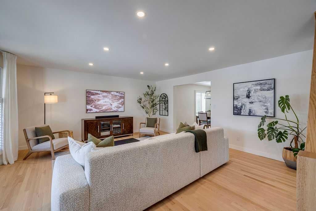 23 Woodgrove Crescent SW, Calgary — photo 4 of 48
