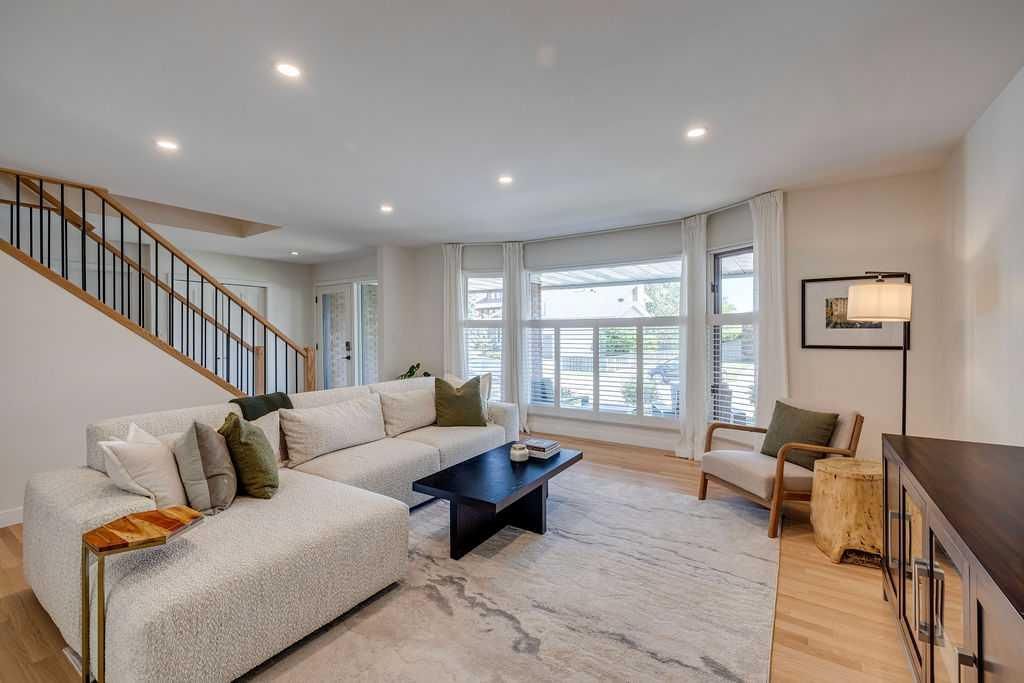 23 Woodgrove Crescent SW, Calgary — photo 5 of 48