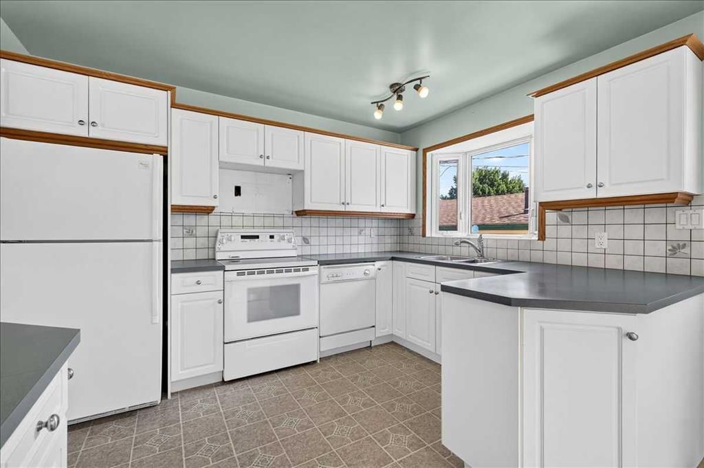 7727 Bowcliffe Crescent NW, Calgary — photo 4 of 47