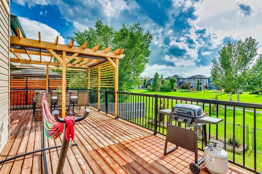 1925 Luxstone Park SW, Airdrie — photo 4 of 50