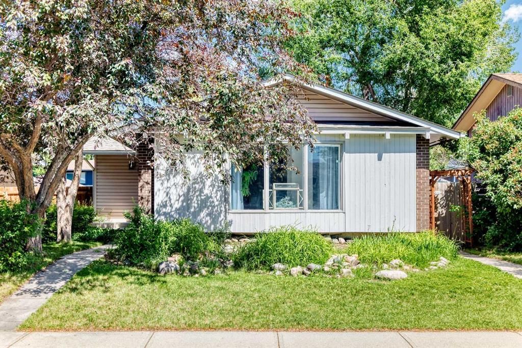 114 Midcrest Crescent SE, Calgary — main listing photo