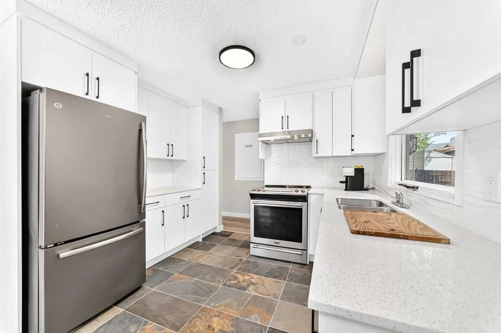 114 Midcrest Crescent SE, Calgary — photo 3 of 40