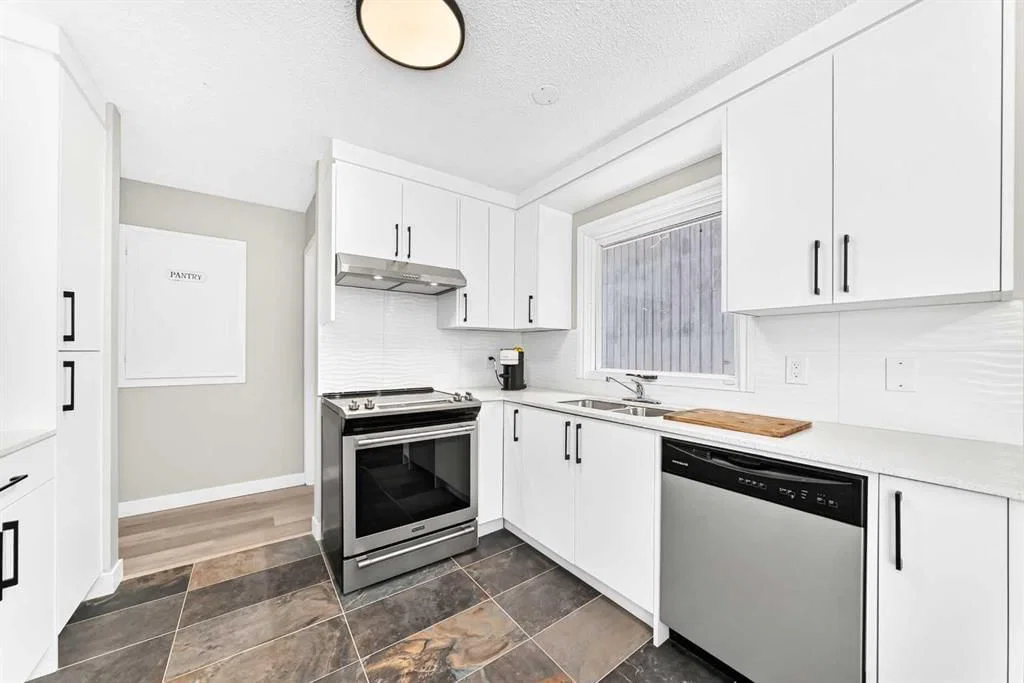 114 Midcrest Crescent SE, Calgary — photo 4 of 40