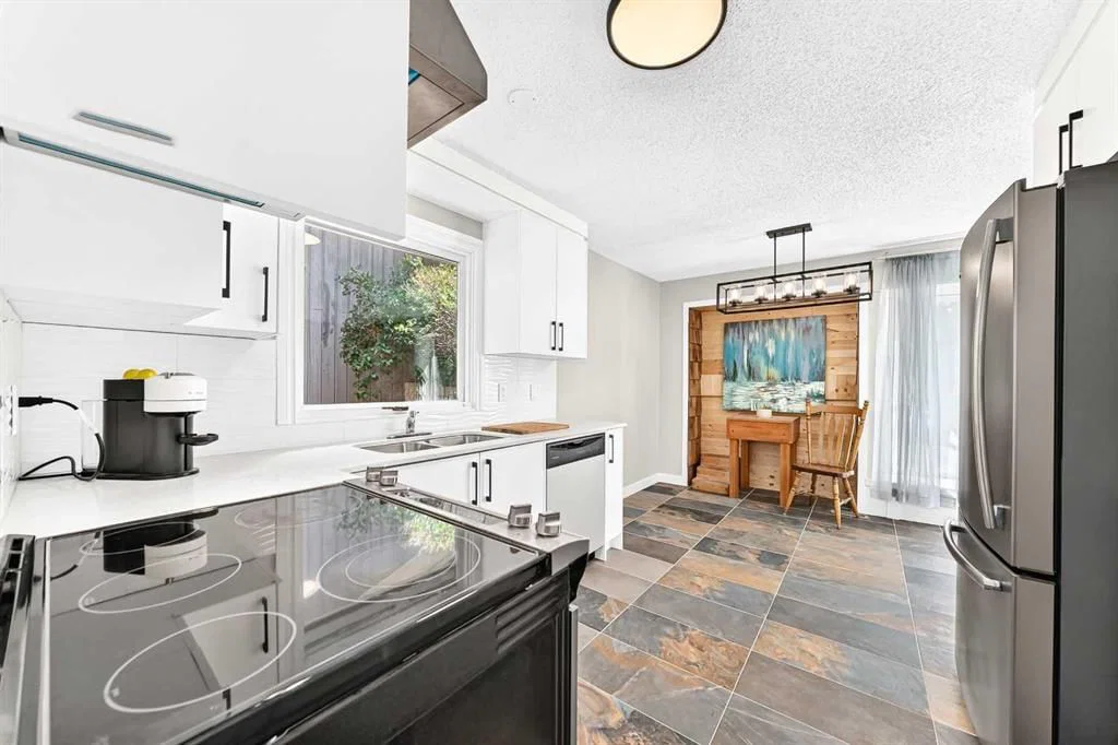 114 Midcrest Crescent SE, Calgary — photo 5 of 40