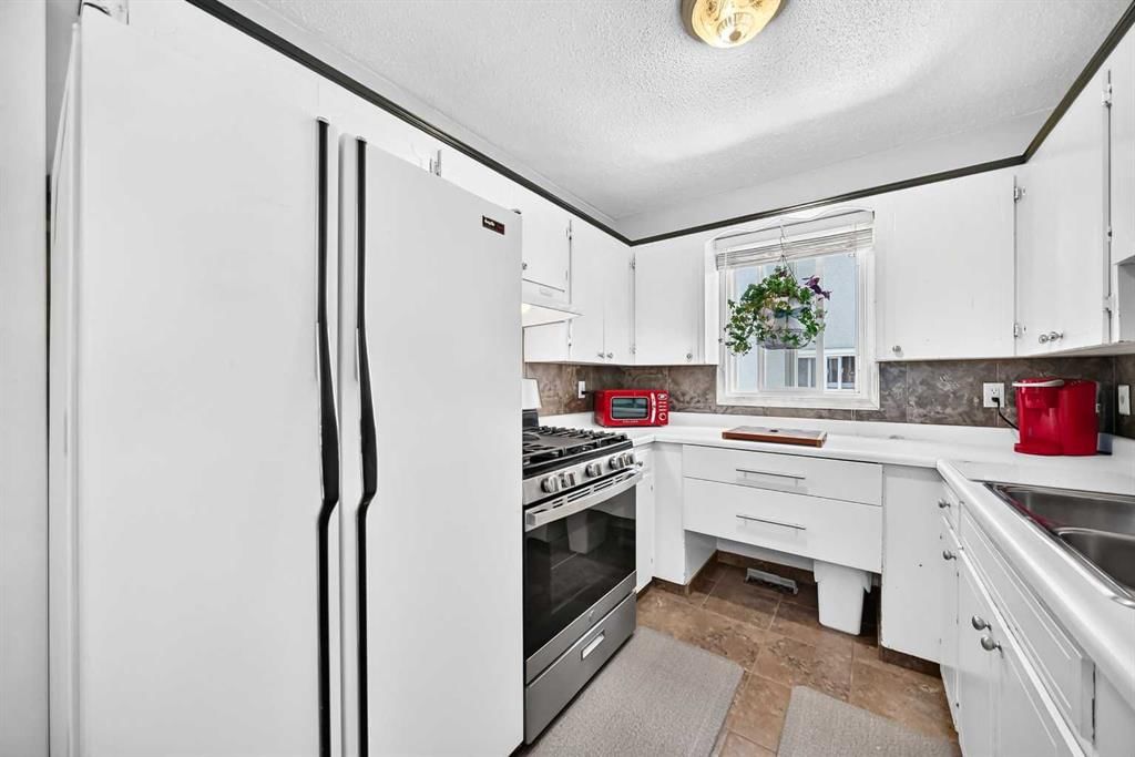 1926 28 Avenue SW, Calgary — photo 3 of 31