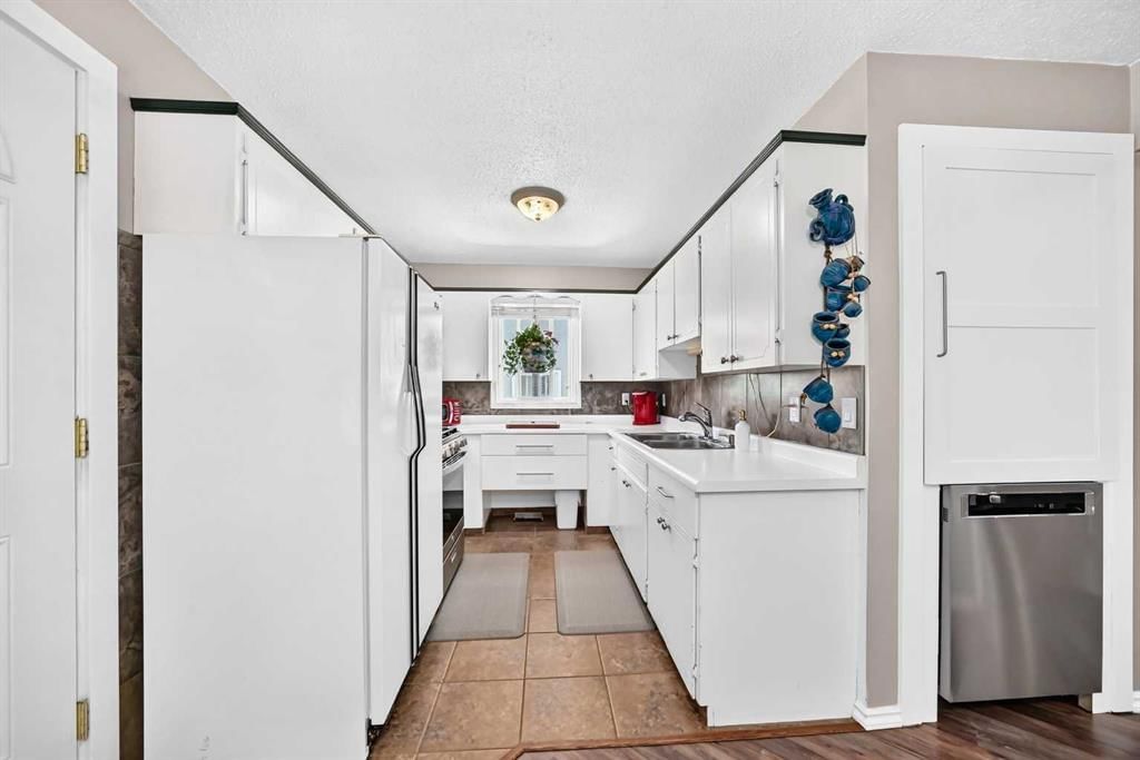 1926 28 Avenue SW, Calgary — photo 4 of 31