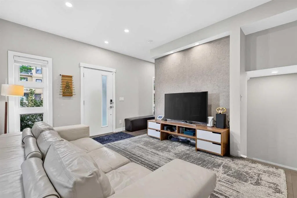 3414 15 Street SW, Calgary — photo 3 of 33