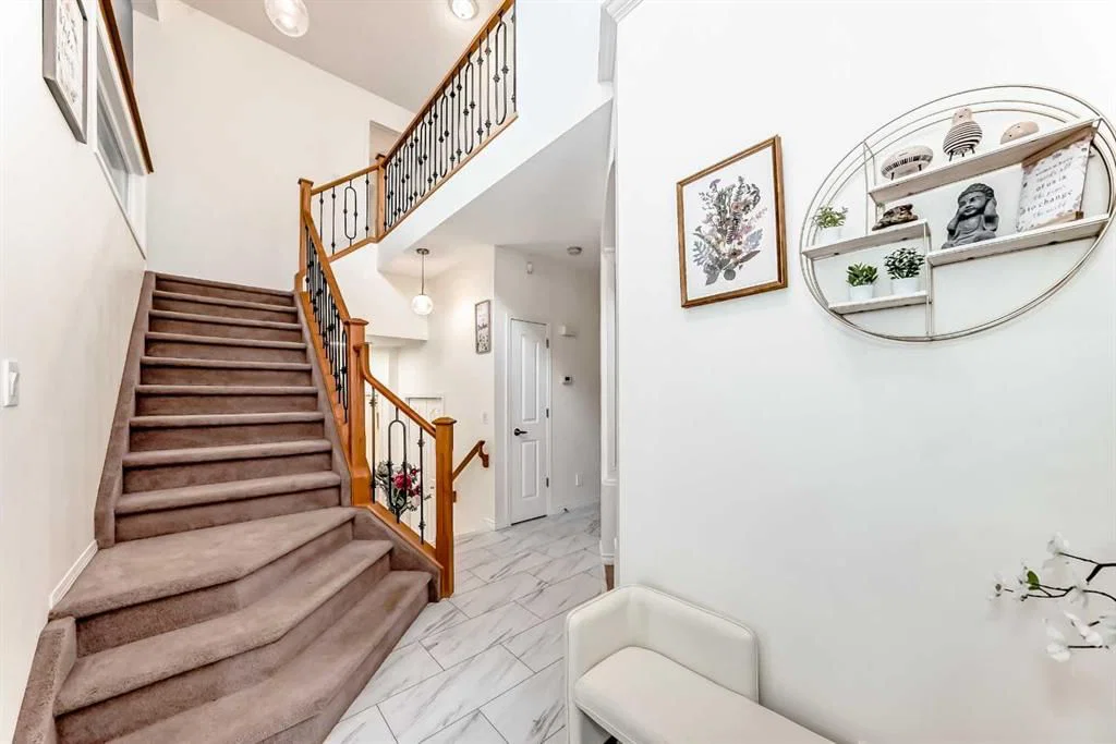 82 Mt Gibraltar Heights SE, Calgary — photo 4 of 48