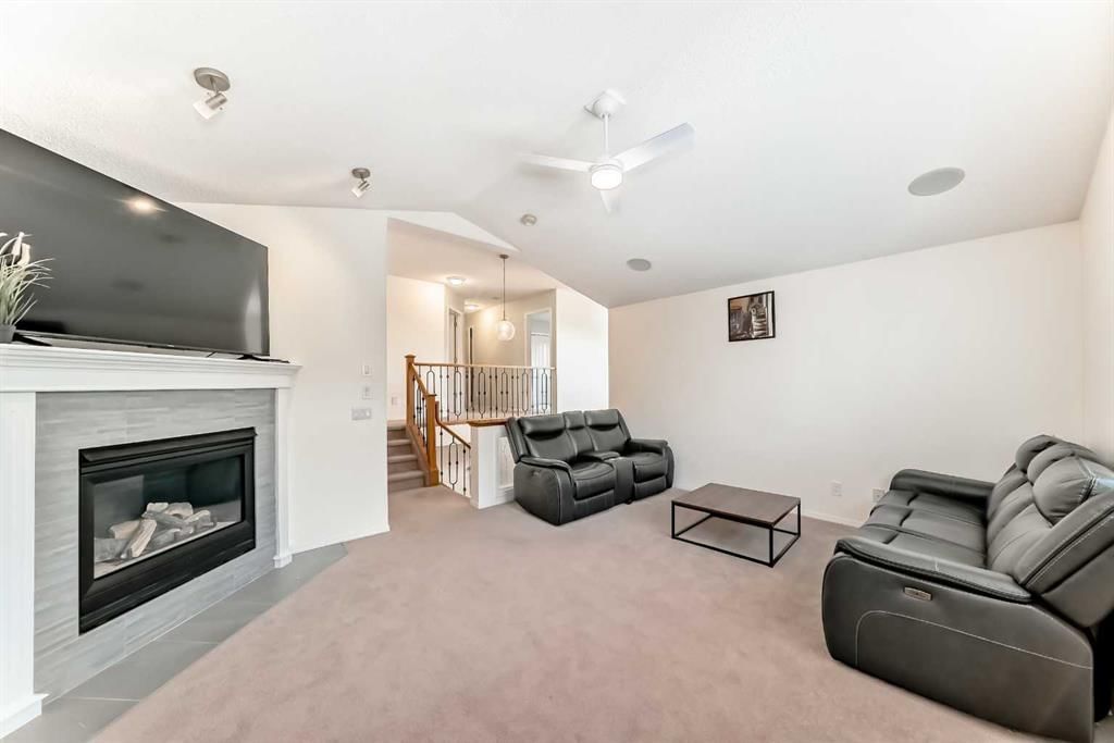 82 Mt Gibraltar Heights SE, Calgary — photo 5 of 48