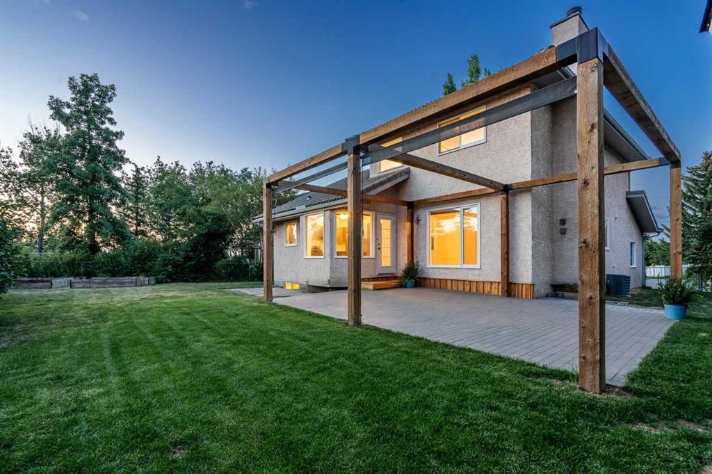 88 Sandringham Close NW, Calgary — photo 4 of 45