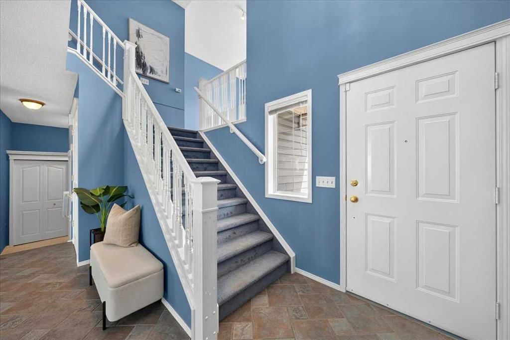 232 Douglas Glen Close SE, Calgary — photo 4 of 47