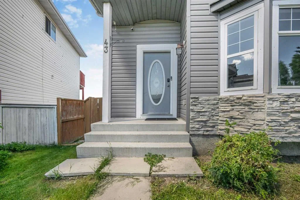 43 Covington Close NE, Calgary — photo 2 of 35