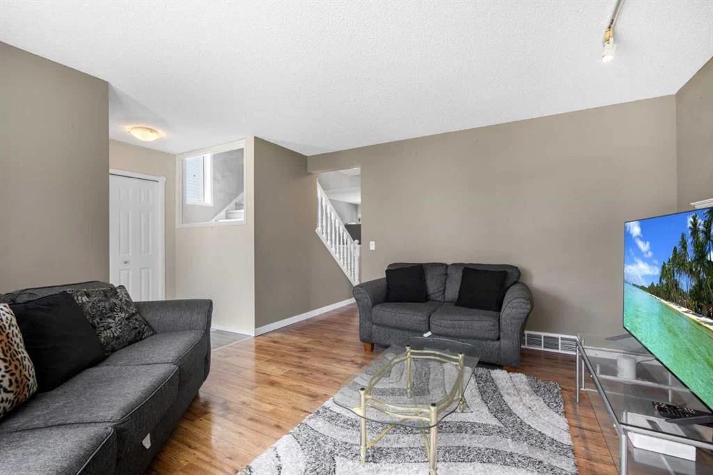 43 Covington Close NE, Calgary — photo 4 of 35