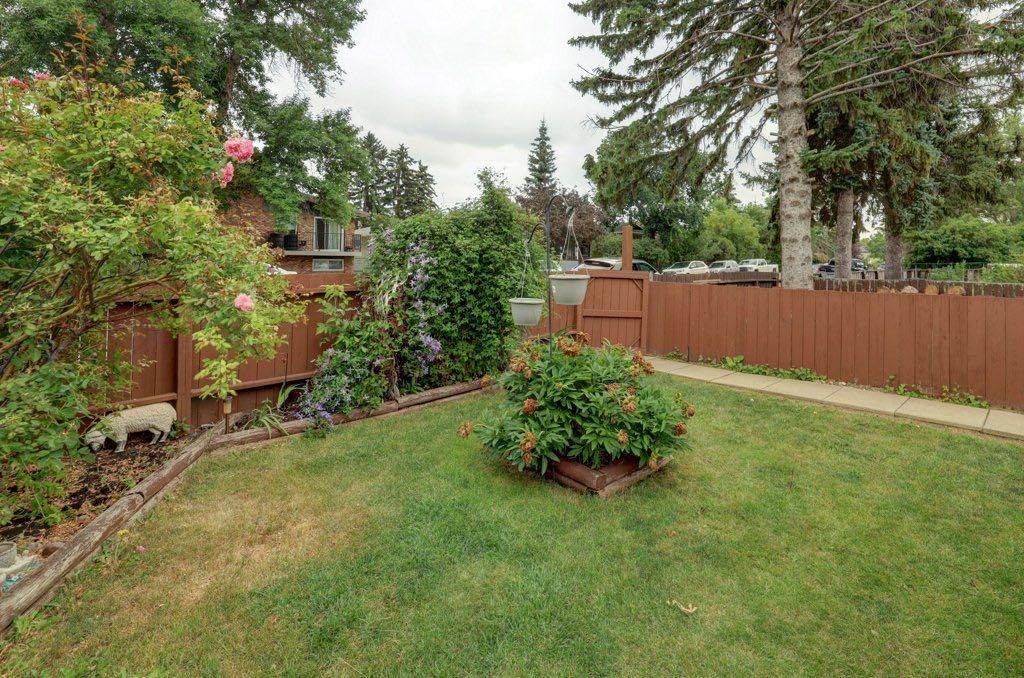2009 41 Street SE, Calgary — photo 4 of 33
