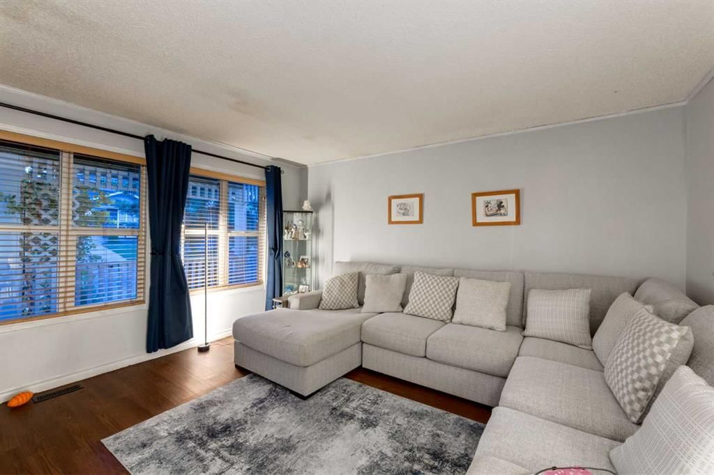 380 Shawcliffe Circle SW, Calgary — photo 3 of 33