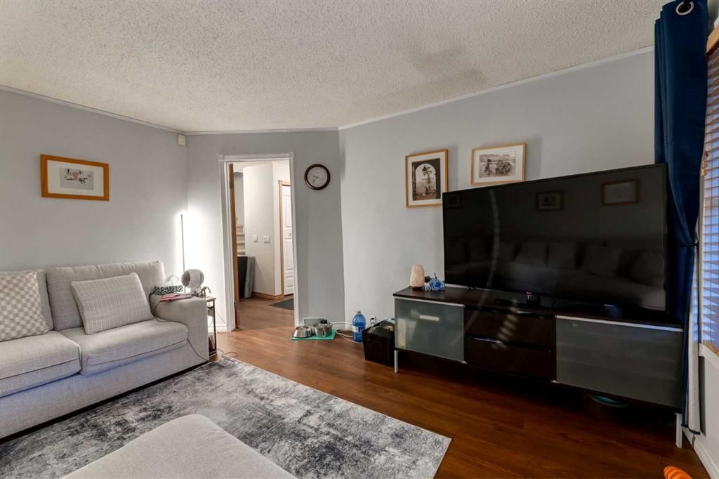 380 Shawcliffe Circle SW, Calgary — photo 4 of 33
