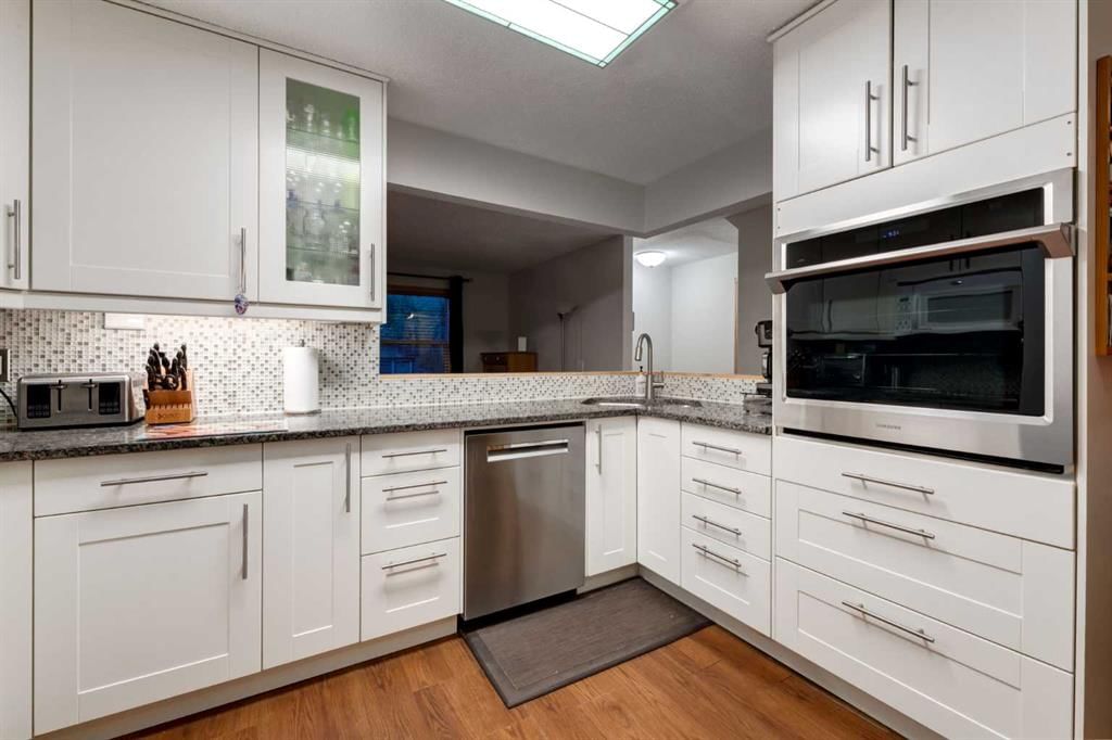 380 Shawcliffe Circle SW, Calgary — photo 5 of 33