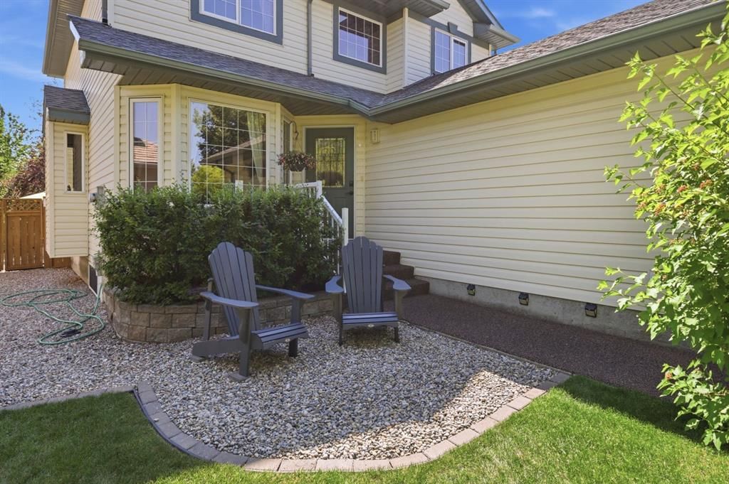 12 Valley Glen Heights NW, Calgary — photo 3 of 46