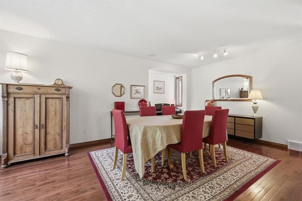 12 Valley Glen Heights NW, Calgary — photo 5 of 46