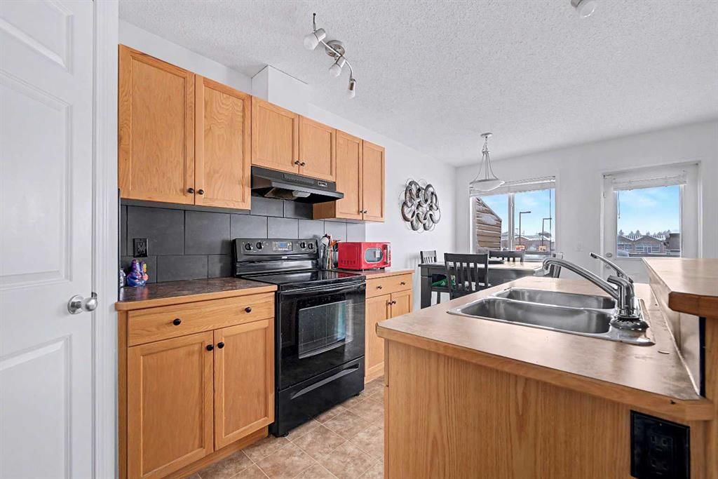 102, 800 Yankee Valley Boulevard SE, Airdrie — photo 5 of 32